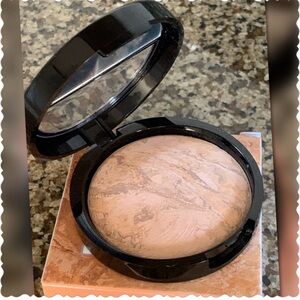Laura Geller Baked Balance-N-Brighten Foundation – Medium (NEW in Box)